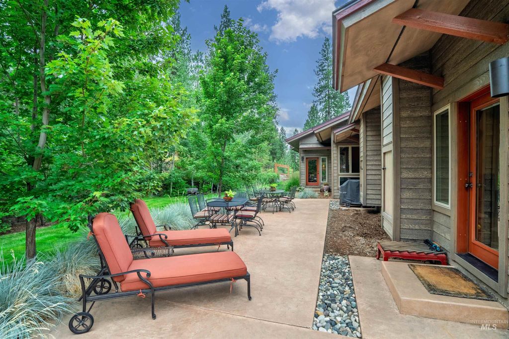 Photo of 2755 West Pine Dr, New Meadows, ID 83654 (MLS # 98972163)