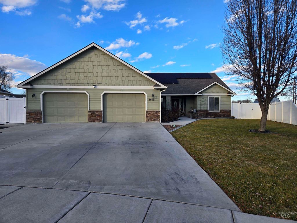 Photo of 1409 NW 7th Ave, Ontario, OR 97914 (MLS # 98975688)