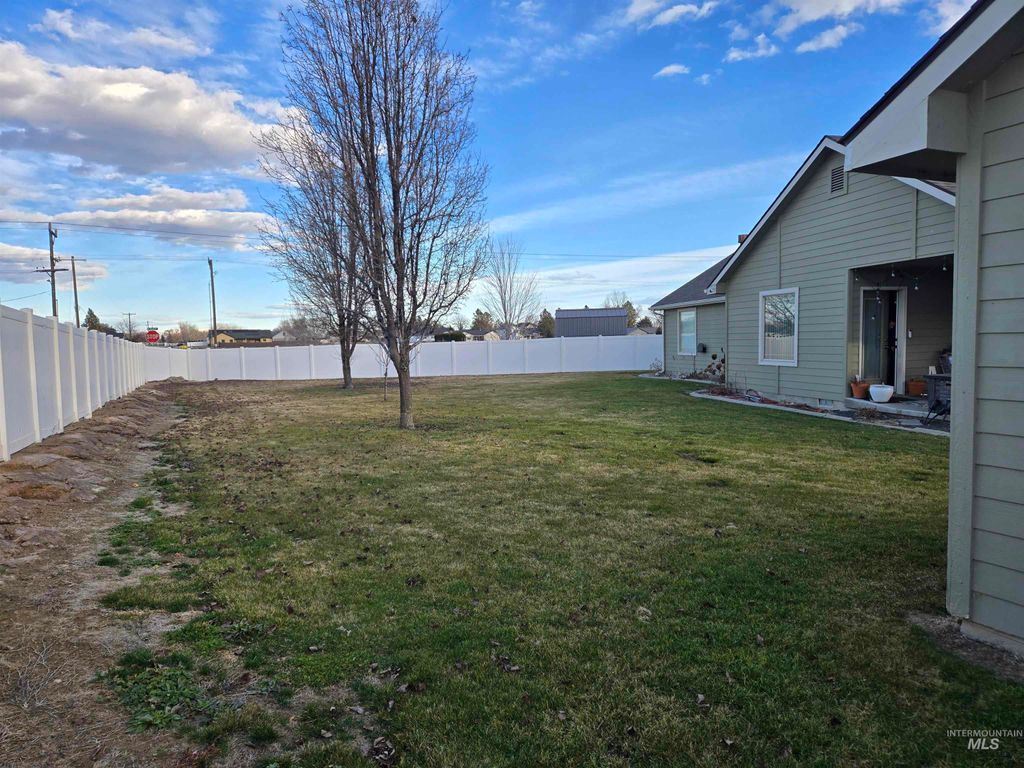 Photo of 1409 NW 7th Ave, Ontario, OR 97914 (MLS # 98975688)