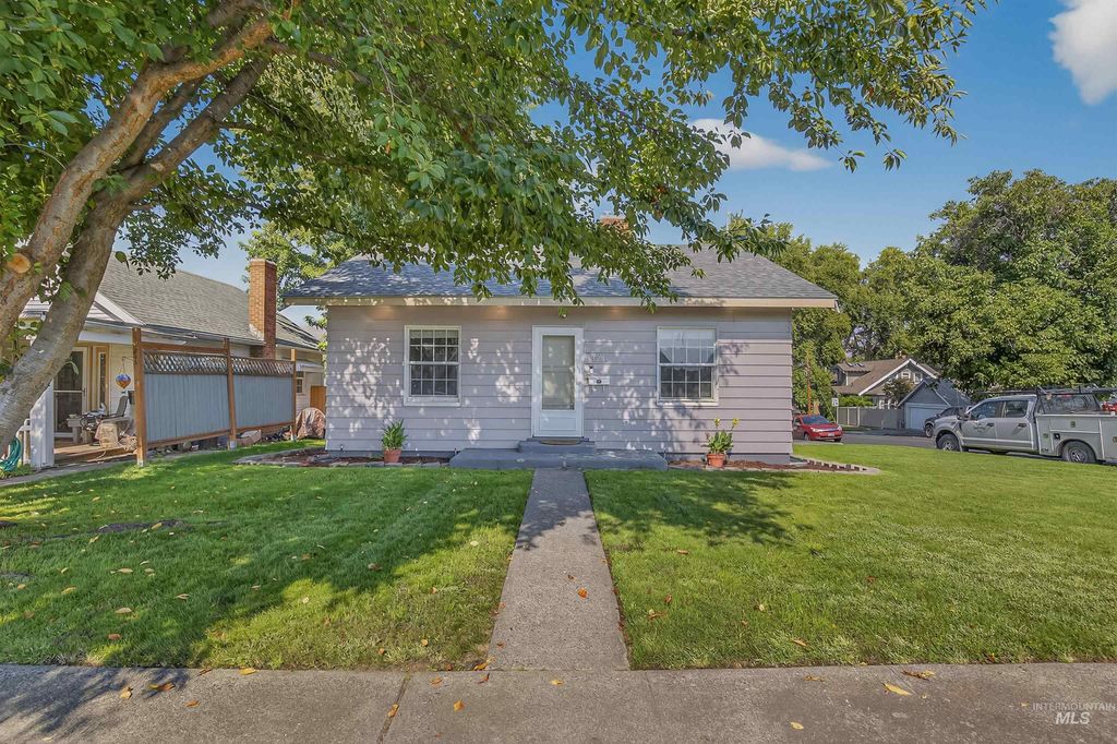 Photo of 823 14th Avenue, Lewiston, ID 83501 (MLS # 98962662)