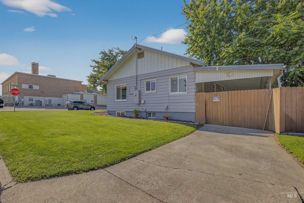 Photo of 823 14th Avenue, Lewiston, ID 83501 (MLS # 98962662)