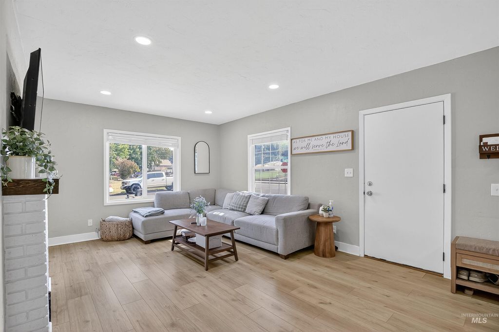 Photo of 823 14th Avenue, Lewiston, ID 83501 (MLS # 98962662)