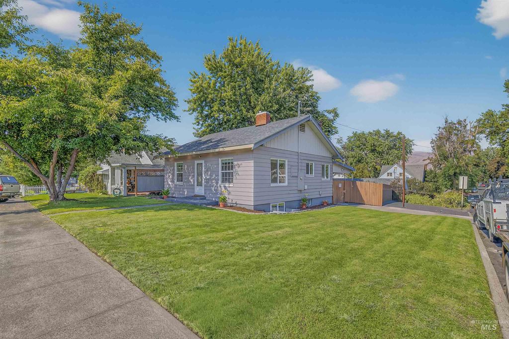 Photo of 823 14th Avenue, Lewiston, ID 83501 (MLS # 98962662)