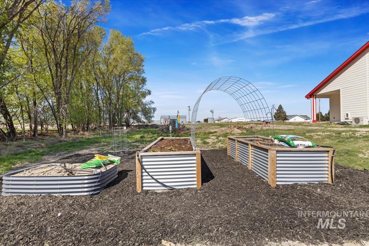 Surrounding community featuring a garden