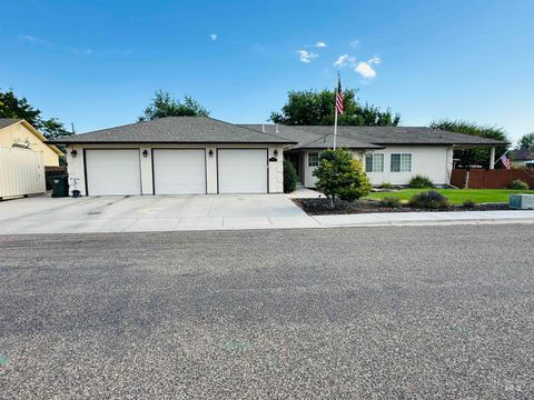 Photo of 1863 SW 1st Ave, Ontario, OR 97914 (MLS # 98953273)