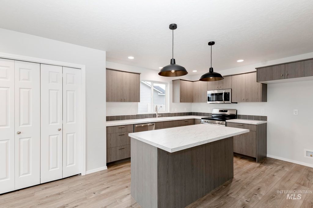 Photo of 868 NE Trailridge St, Mountain Home, ID 83647 (MLS # 98979898)