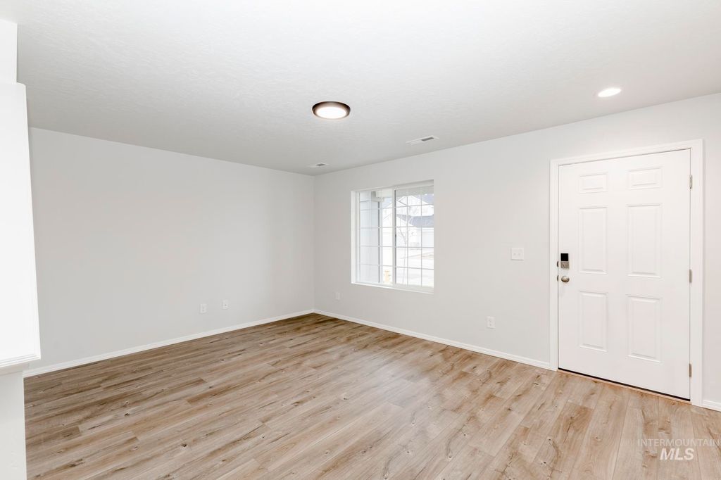 Photo of 868 NE Trailridge St, Mountain Home, ID 83647 (MLS # 98979898)