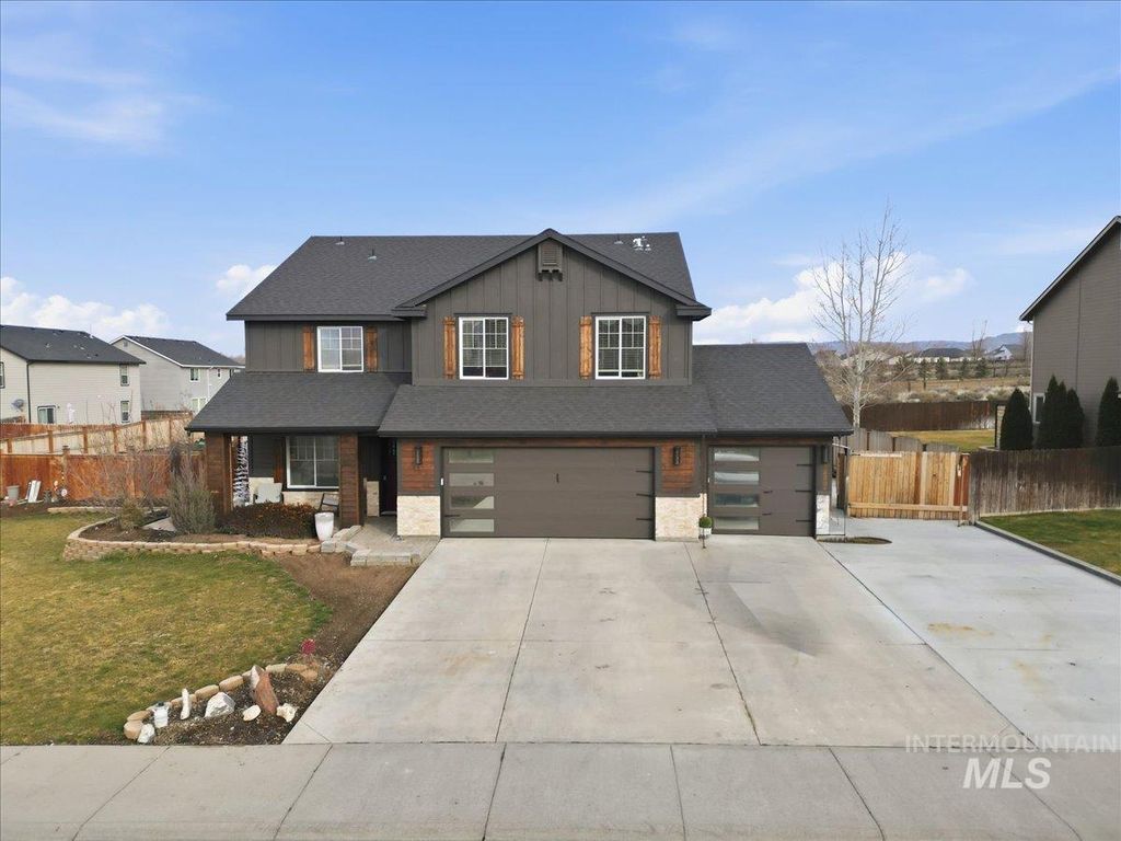 Photo of 1430 NE Urwin St, Mountain Home, ID 83647 (MLS # 98973693)
