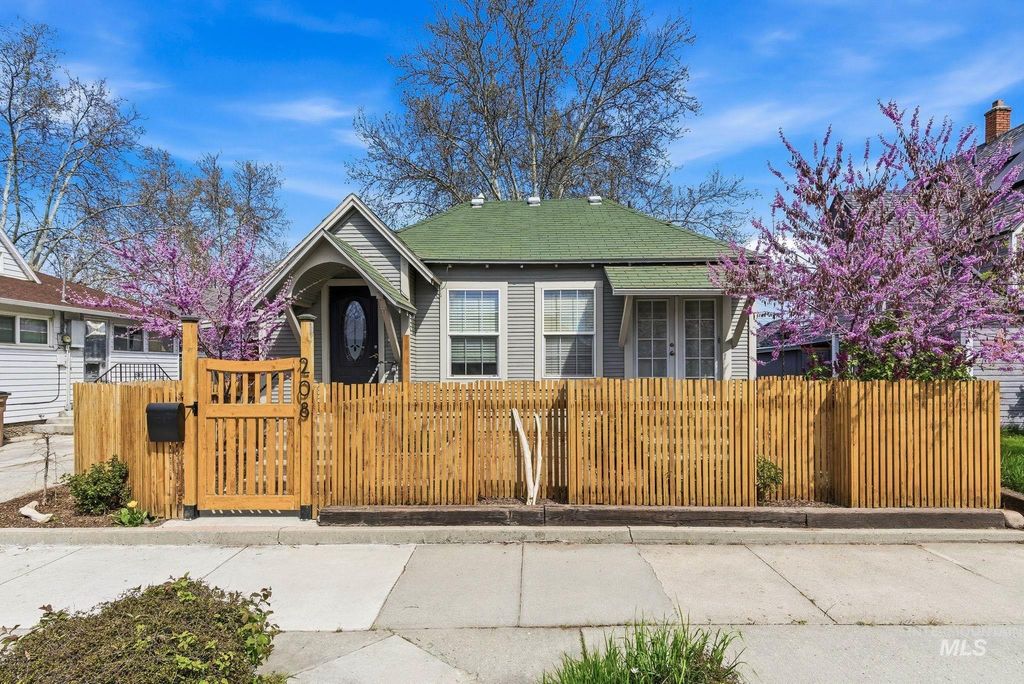 Photo of 208 E 2nd St, Emmett, ID 83617 (MLS # 98981393)