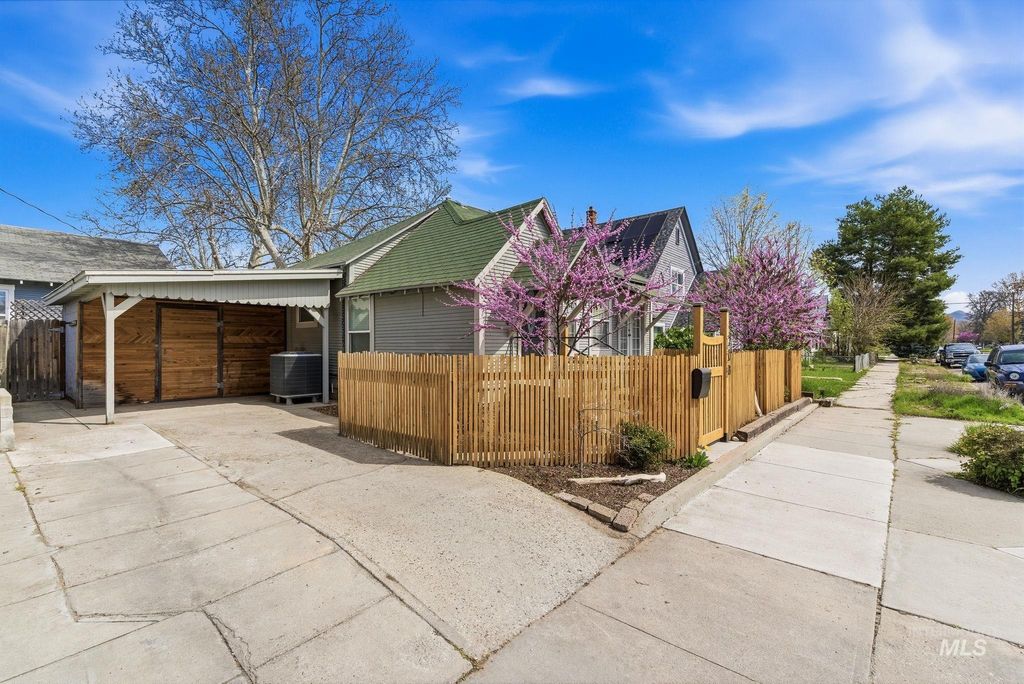 Photo of 208 E 2nd St, Emmett, ID 83617 (MLS # 98981393)