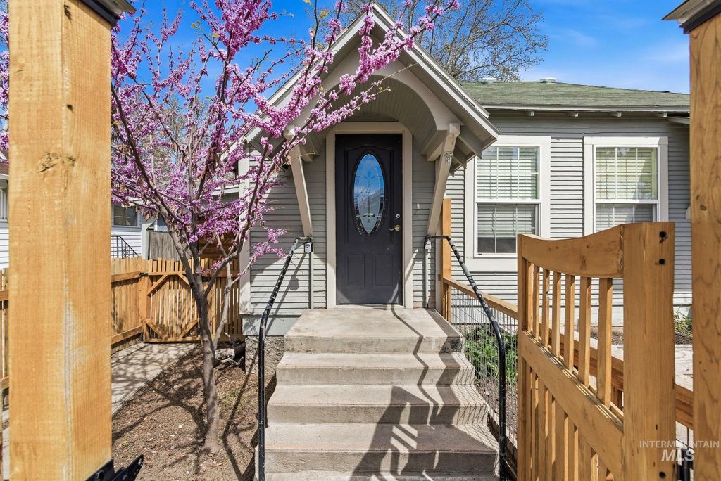 Photo of 208 E 2nd St, Emmett, ID 83617 (MLS # 98981393)