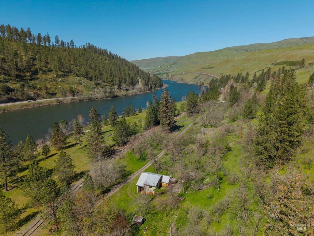 Photo of 19437 Railroad Ave, Lenore, ID 83541 (MLS # 98983391)