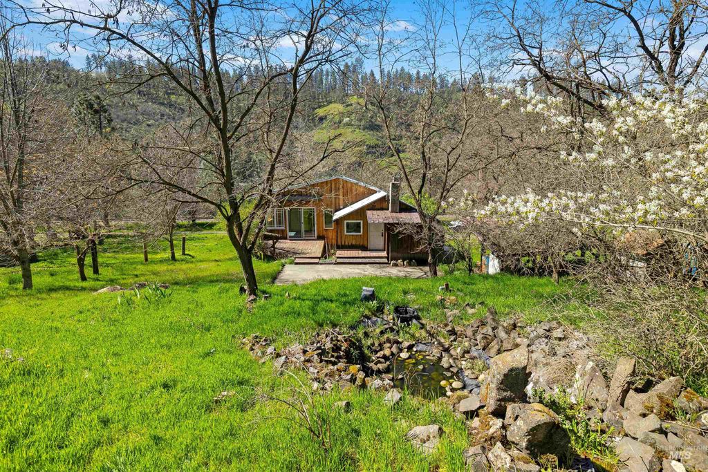 Photo of 19437 Railroad Ave, Lenore, ID 83541 (MLS # 98983391)