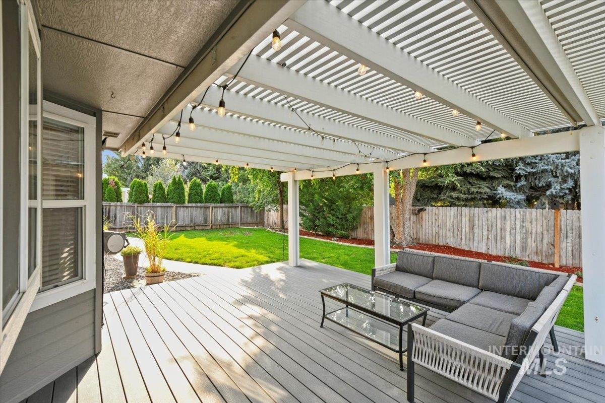 Trek deck overlooking nice sized backyard
