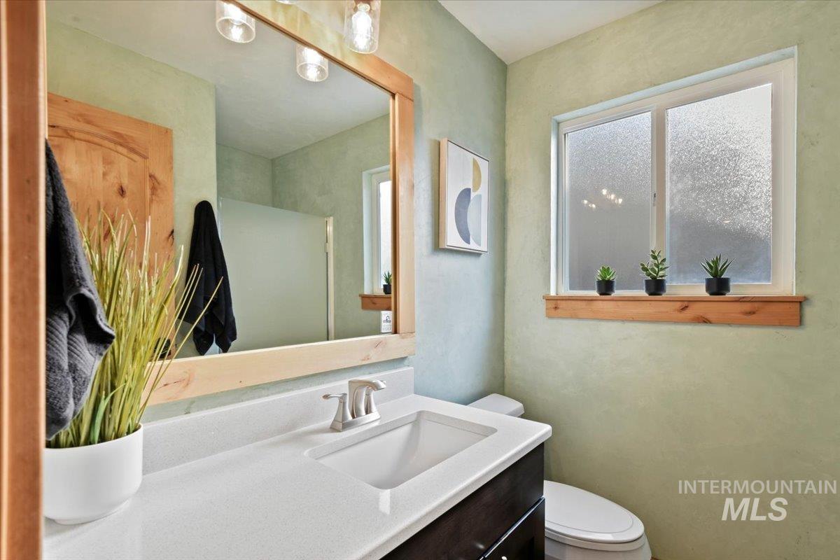 Main level full bathroom with custom colored plaster walls