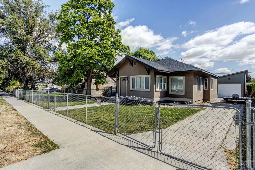 Photo of 707 E Denver ST, Caldwell, ID 83605 (MLS # 98989924)