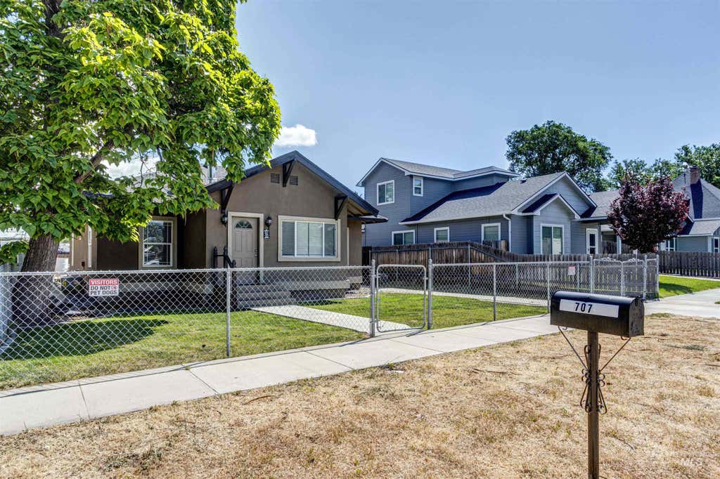 Photo of 707 E Denver ST, Caldwell, ID 83605 (MLS # 98989924)