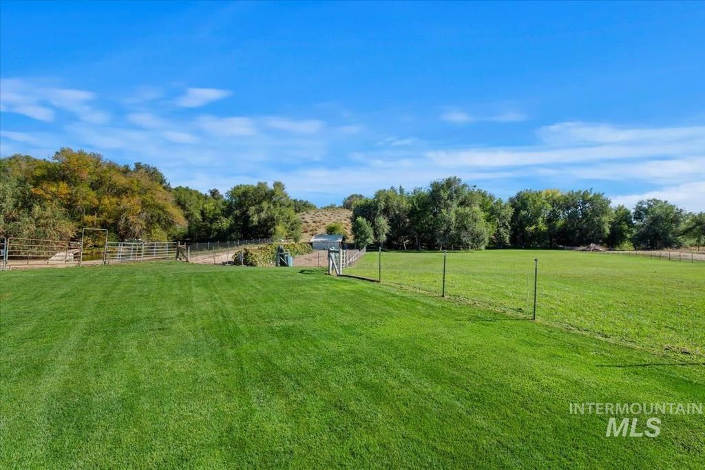 Photo of 15750 Parkview Dr, Wilder, ID 83676 (MLS # 98970842)