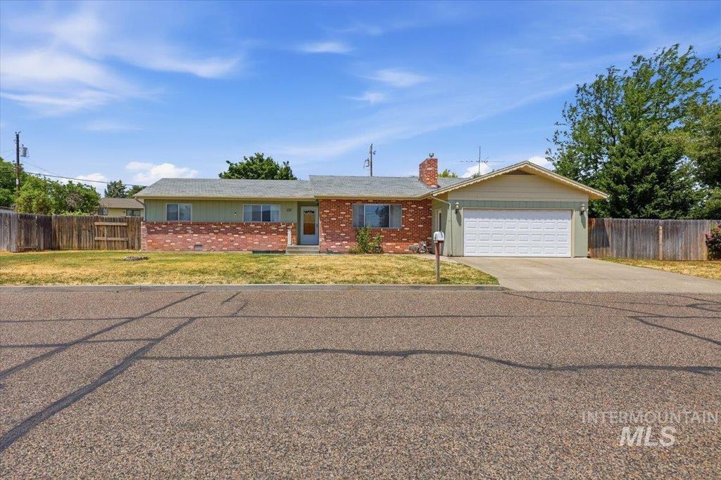 Photo of 131 Sears Drive, Ontario, OR 97914 (MLS # 98990744)
