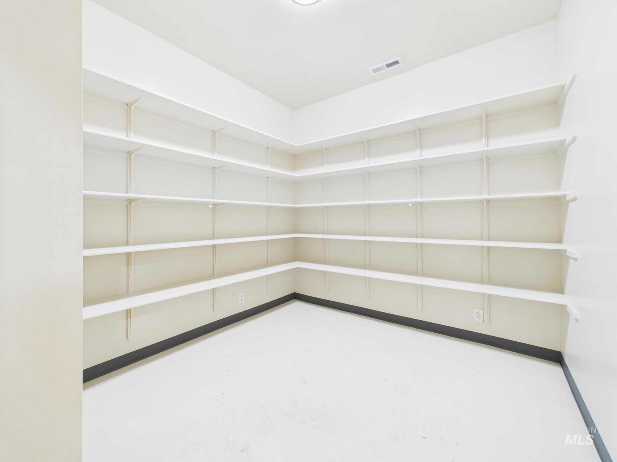 Empty room with concrete flooring