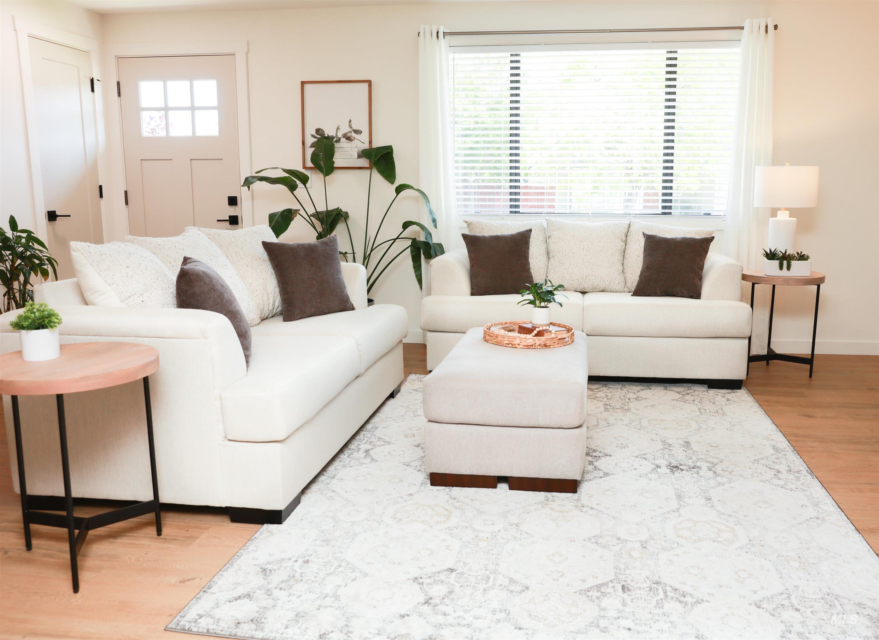 393 W Willowbrook