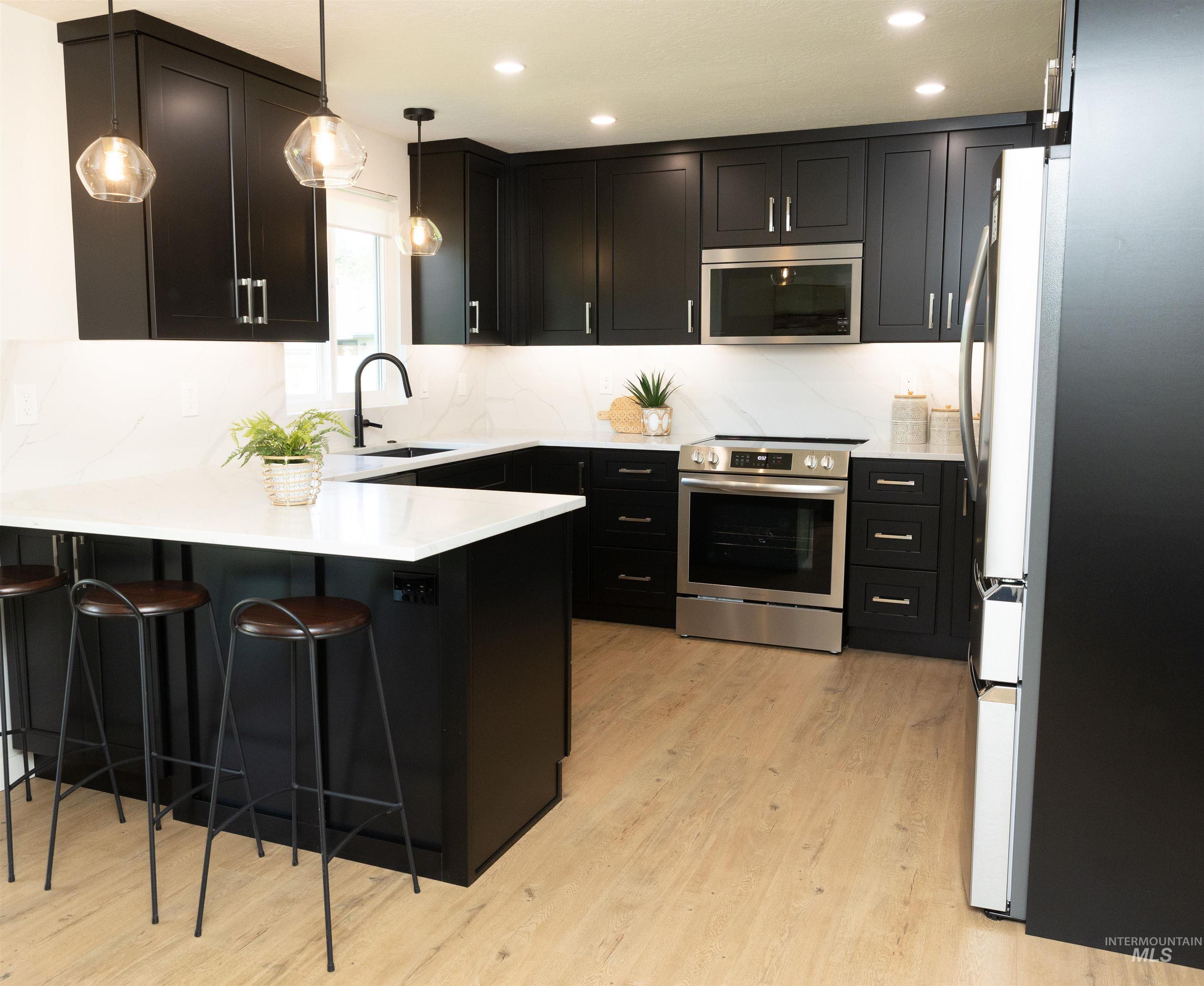393 W Willowbrook