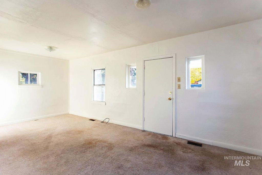 Photo of 319 Jackson St, Twin Falls, ID 83301 (MLS # 98966983)