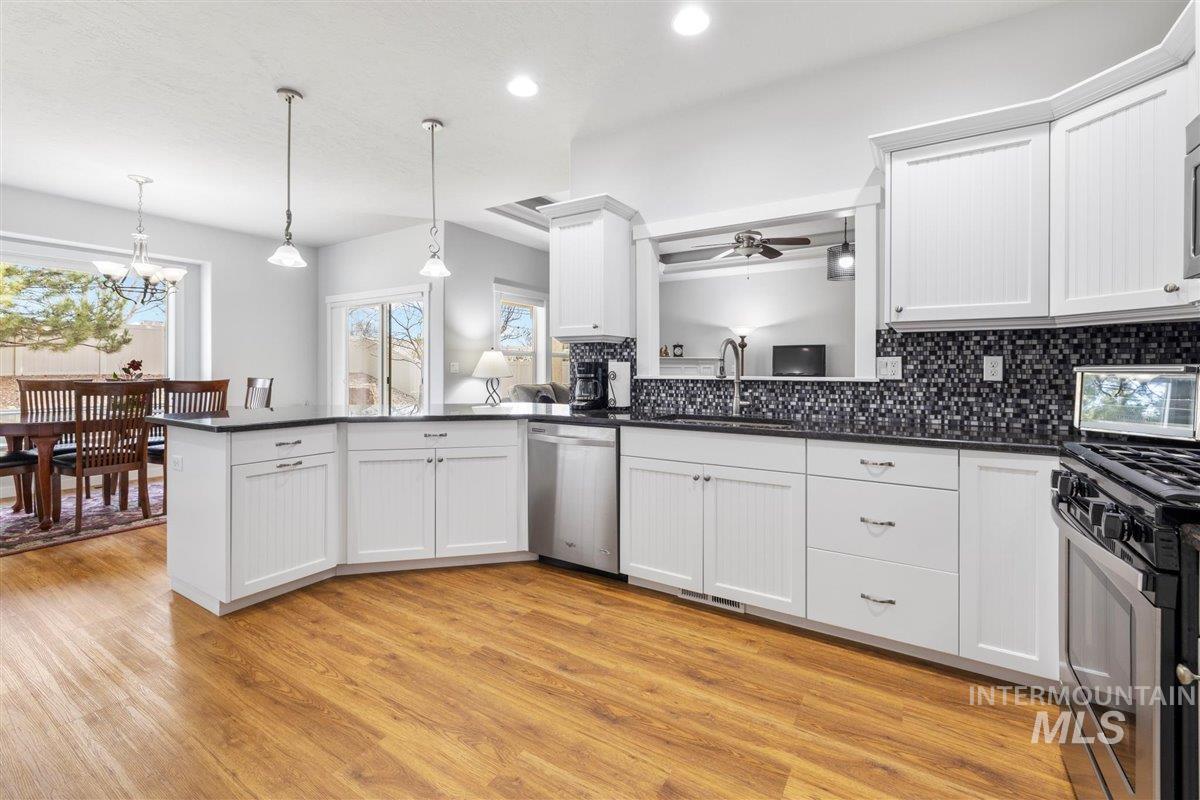 Caldwell, Idaho 83607, United States, 3 Bedrooms Bedrooms, ,2 BathroomsBathrooms,Residential,Pending,64920