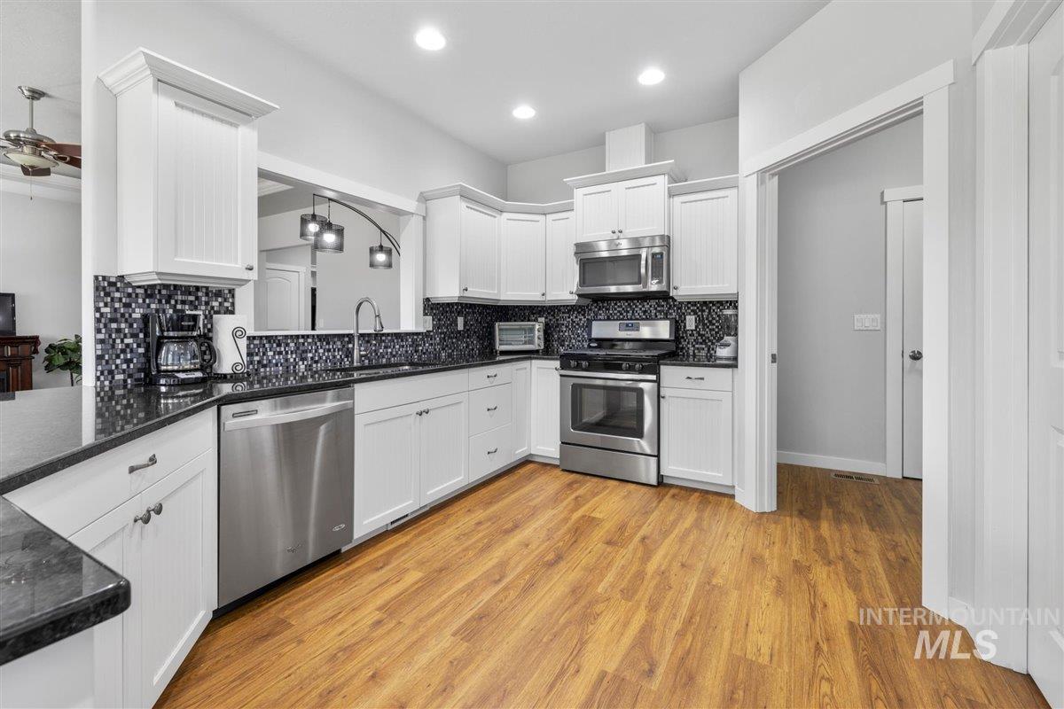 Caldwell, Idaho 83607, United States, 3 Bedrooms Bedrooms, ,2 BathroomsBathrooms,Residential,Pending,64920