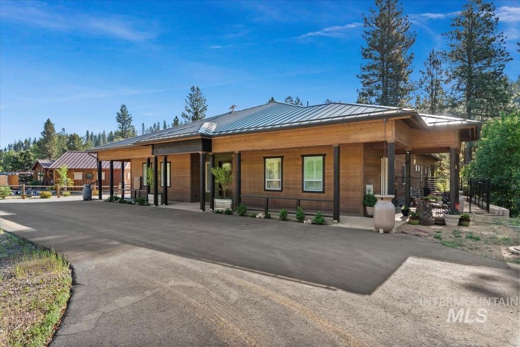 Photo of 22 Creekside Ct, Garden Valley, ID 83622 (MLS # 98986091)