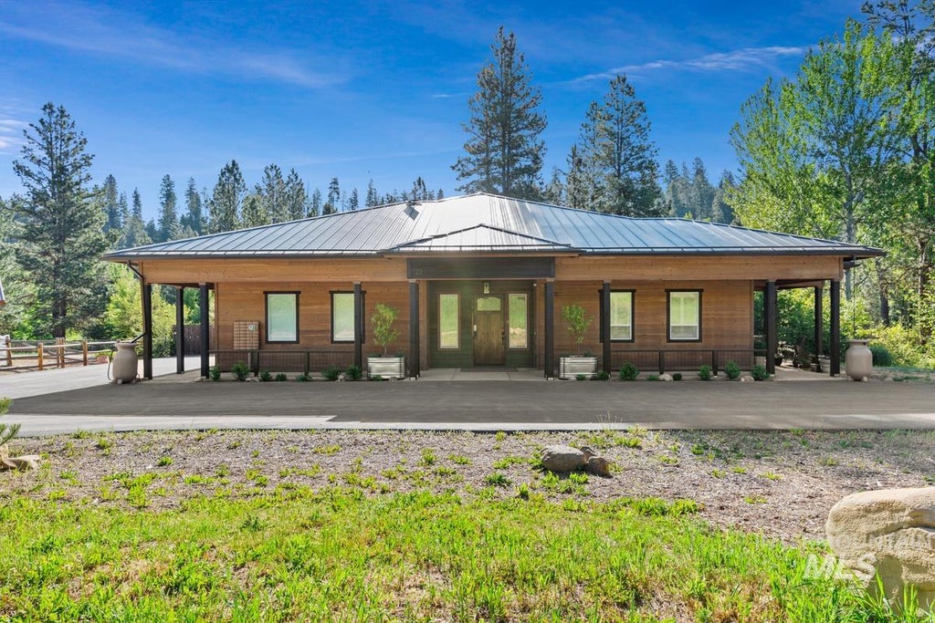 Photo of 22 Creekside Ct, Garden Valley, ID 83622 (MLS # 98986091)