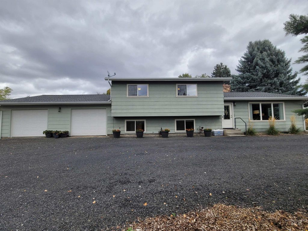 Photo of 1927 Powers Ave, Lewiston, ID 83501 (MLS # 98963948)
