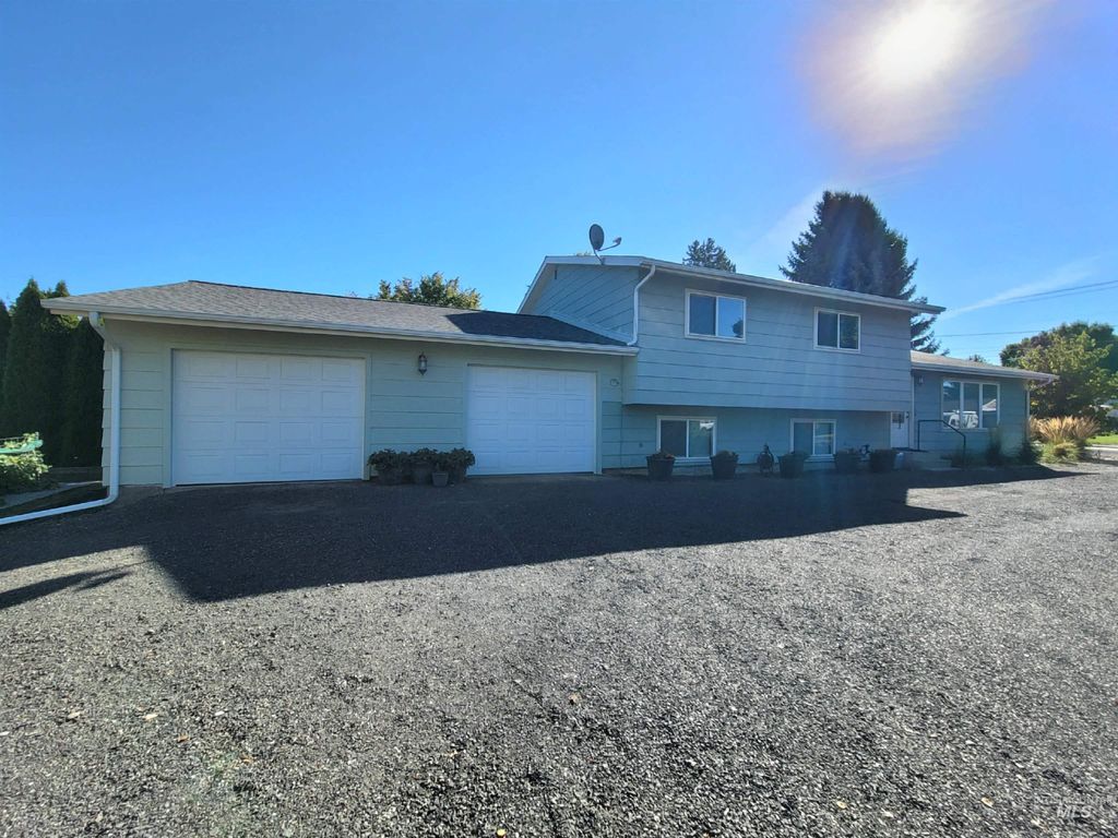 Photo of 1927 Powers Ave, Lewiston, ID 83501 (MLS # 98963948)