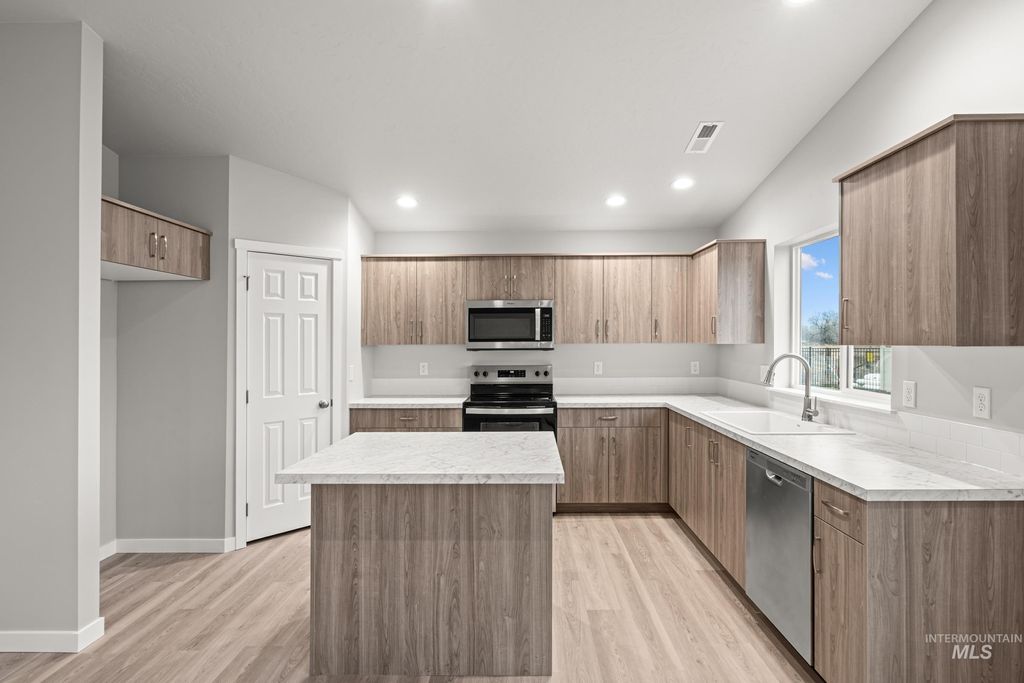 Photo of 924 NE Trailridge St, Mountain Home, ID 83647 (MLS # 98981842)