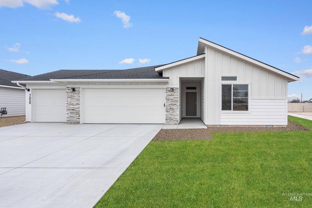 Photo of 924 NE Trailridge St, Mountain Home, ID 83647 (MLS # 98981842)