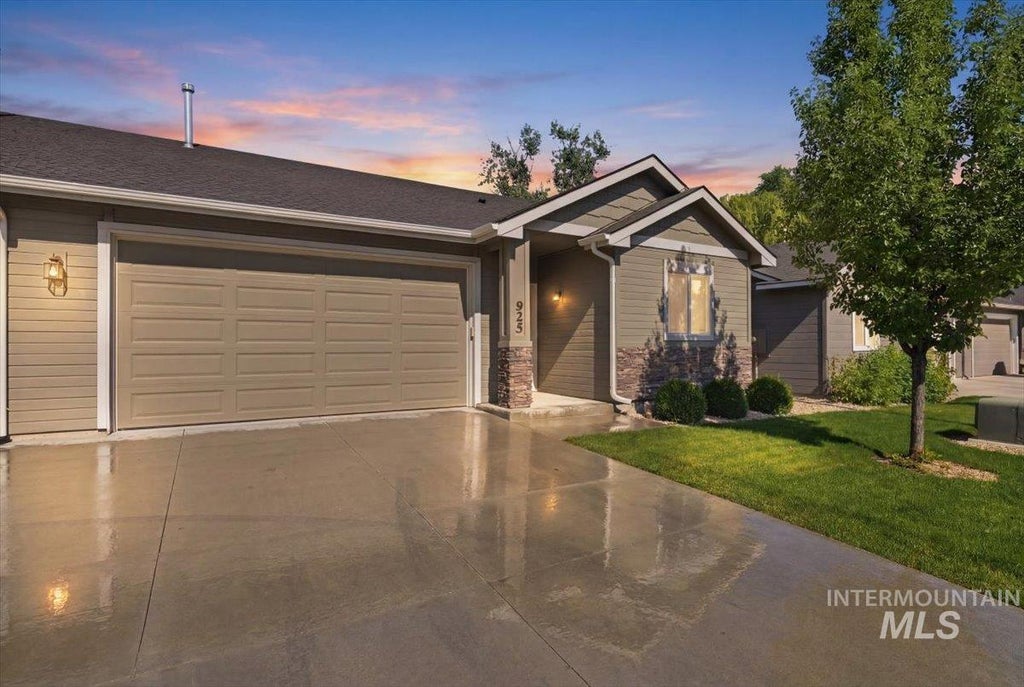 Photo of 925 S Banner St, Nampa, ID 83686 (MLS # 98993157)