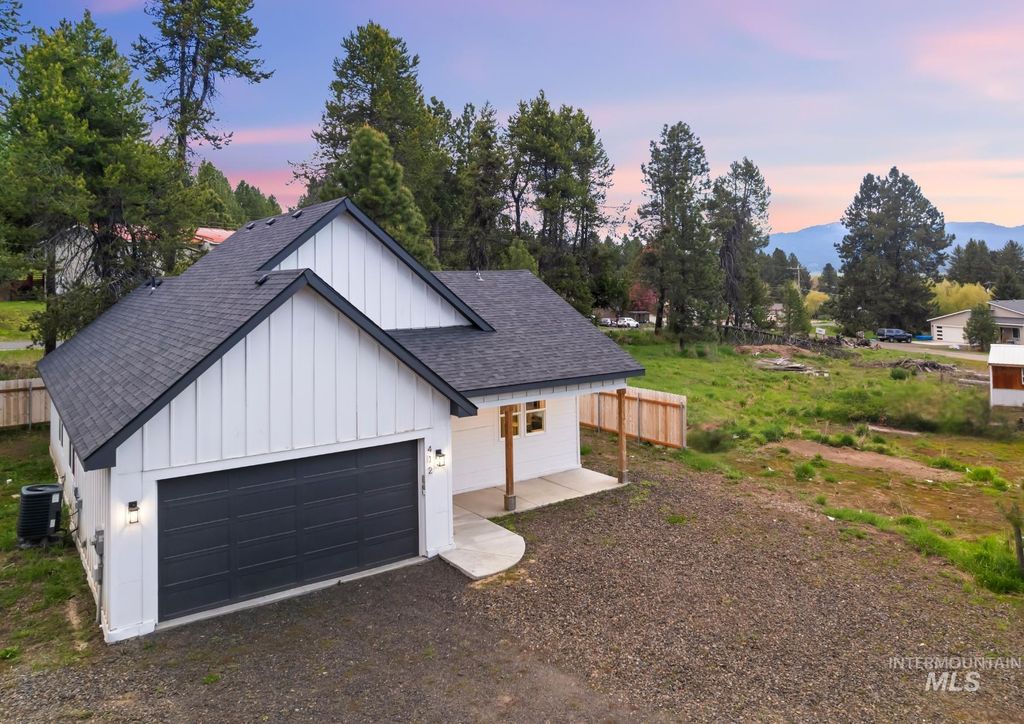 Photo of 412 Antonette Cir, Cascade, ID 83611 (MLS # 98942162)