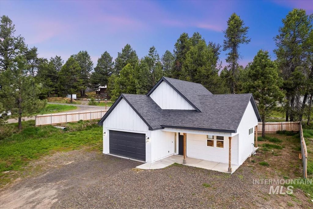 Photo of 412 Antonette Cir, Cascade, ID 83611 (MLS # 98942162)