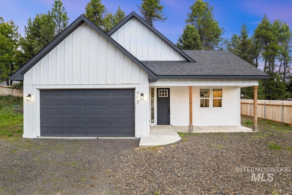 Photo of 412 Antonette Cir, Cascade, ID 83611 (MLS # 98942162)