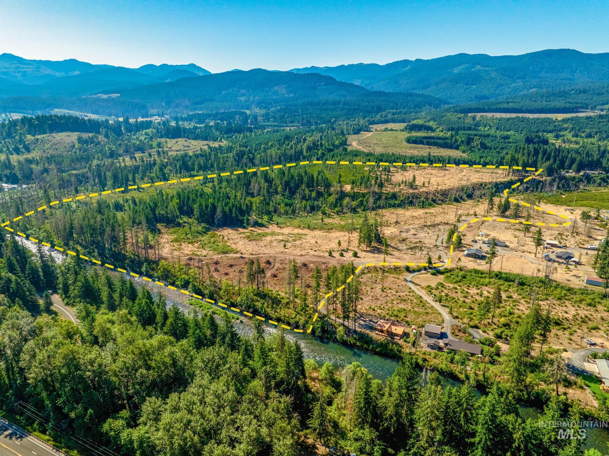 Aerial view of property's location with property boundaries highlighted and a mountain backdrop