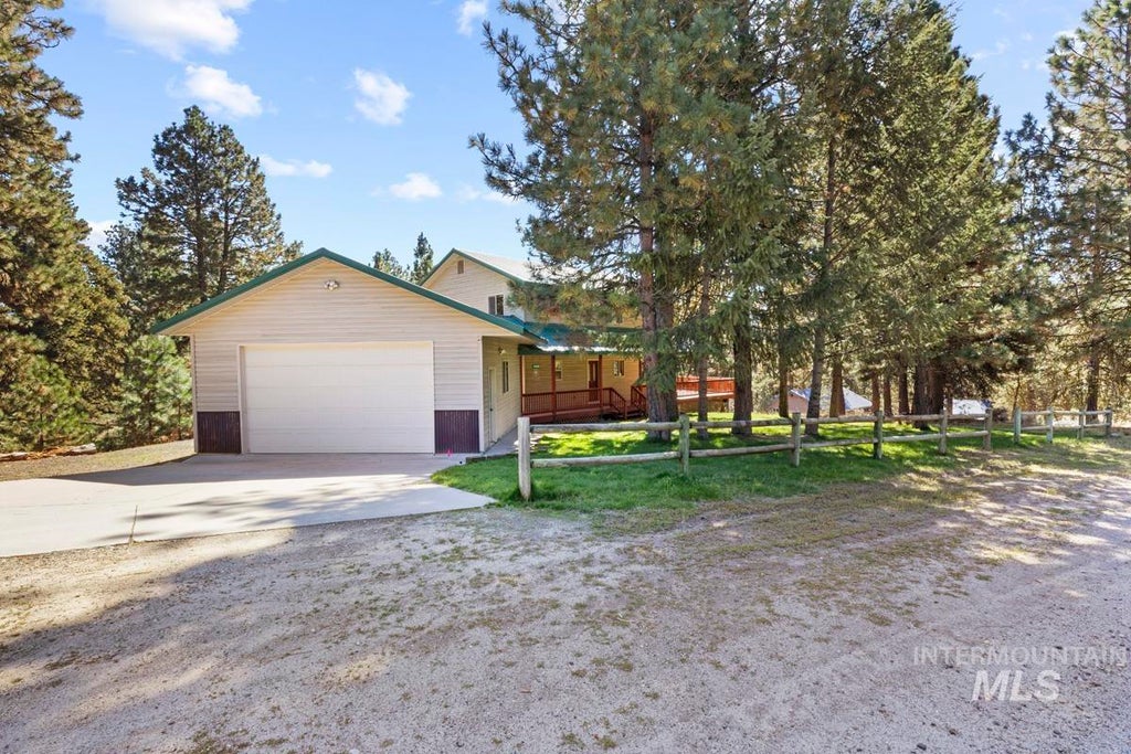 Photo of 1496 Pine Ridge Drive, Cascade, ID 83611 (MLS # 99001591)