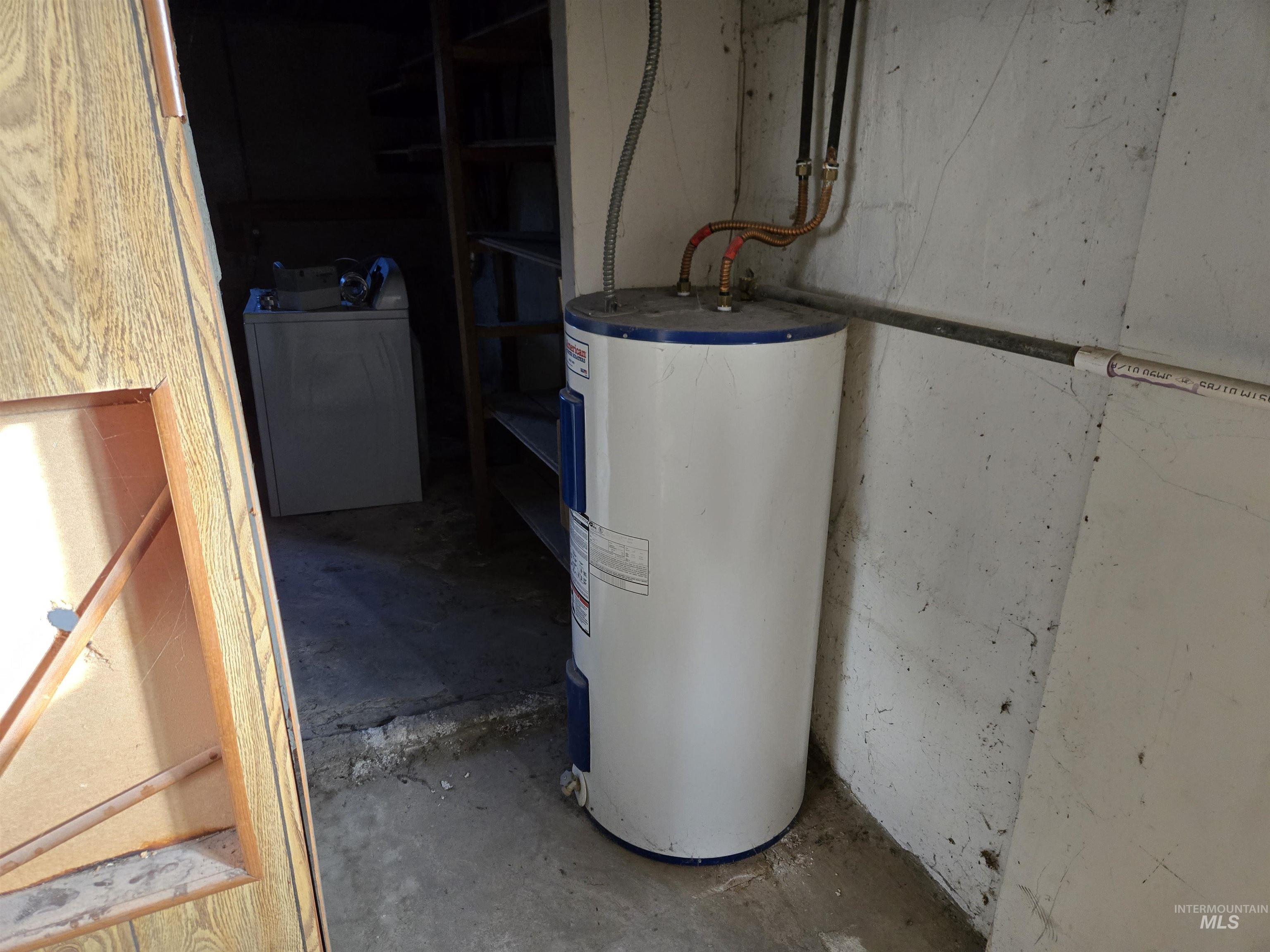 Utility room with water heater and washer / dryer