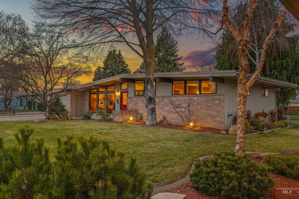Photo of 629 Airway Avenue, Lewiston, ID 83501 (MLS # 98976566)