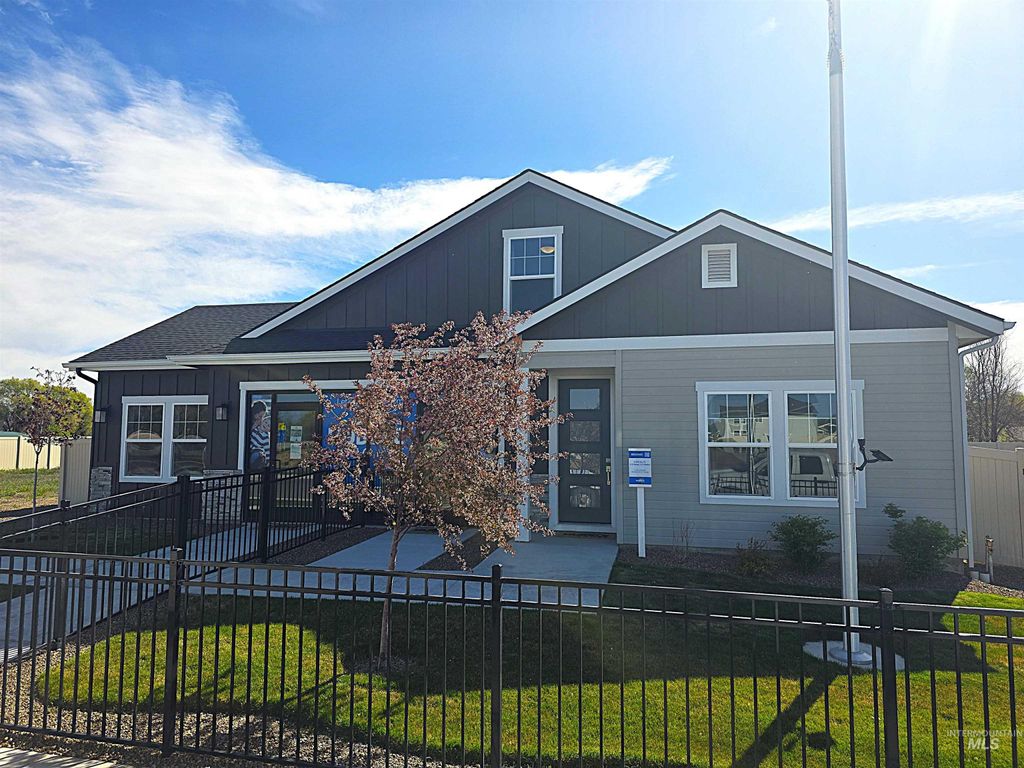 Photo of 1578 SW Silverstone Ave, Mountain Home, ID 83647 (MLS # 98982976)