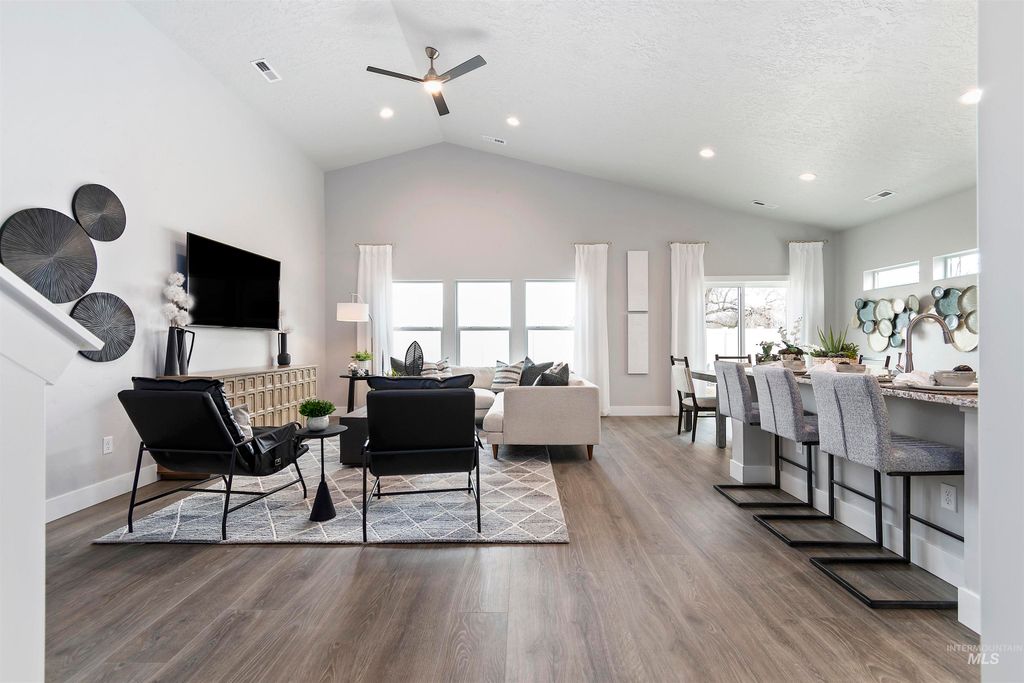 Photo of 1578 SW Silverstone Ave, Mountain Home, ID 83647 (MLS # 98982976)