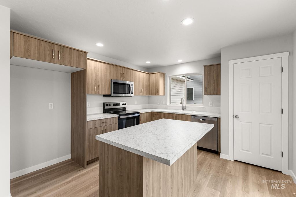 Photo of 923 NE Trailridge St, Mountain Home, ID 83647 (MLS # 98974757)