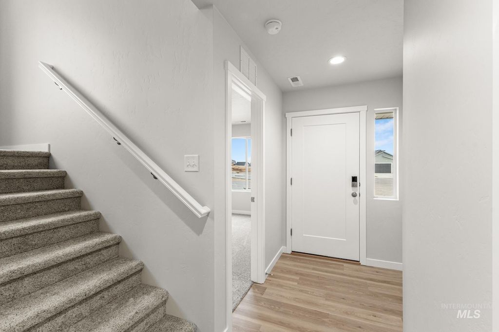 Photo of 923 NE Trailridge St, Mountain Home, ID 83647 (MLS # 98974757)