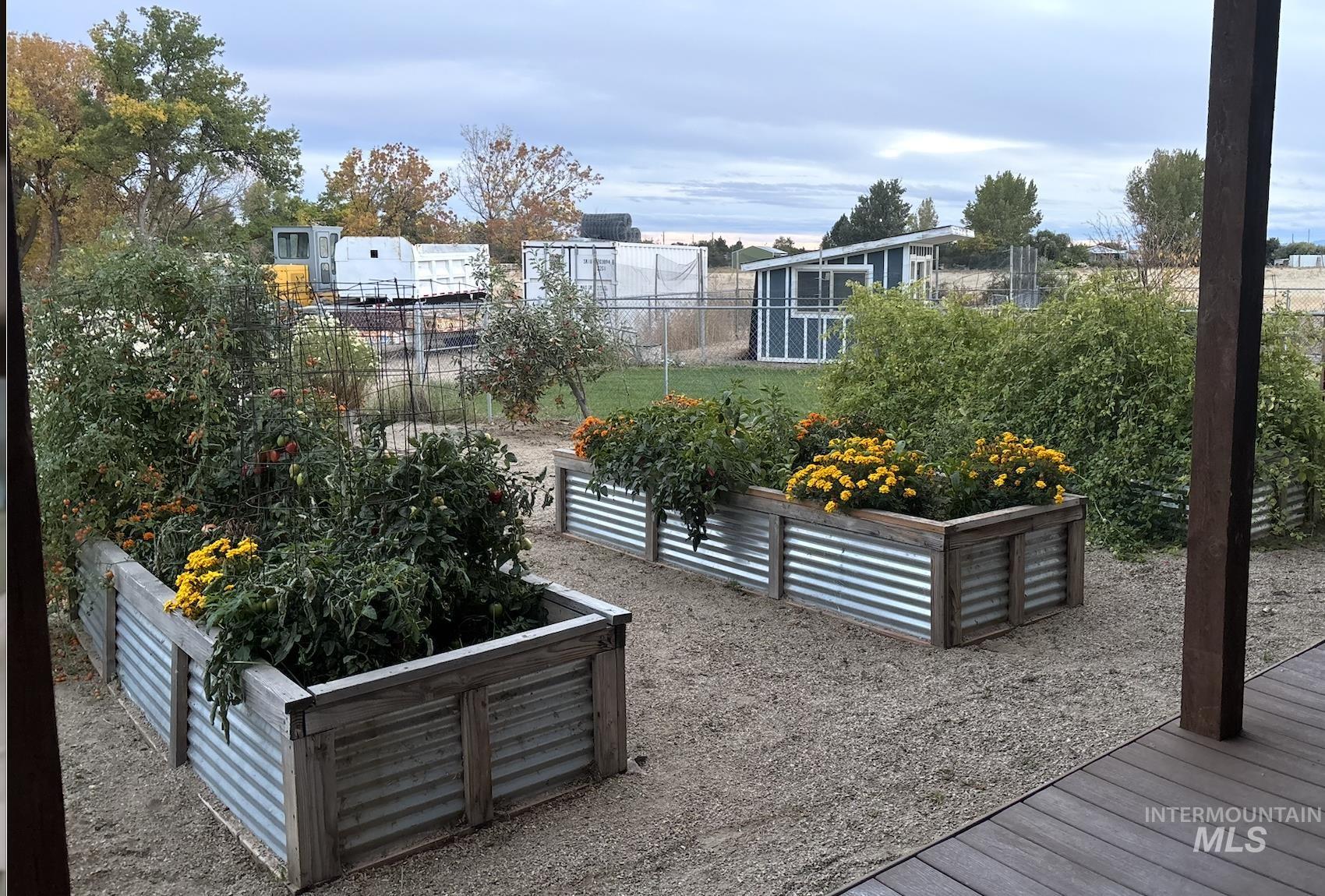 Surrounding community featuring a garden