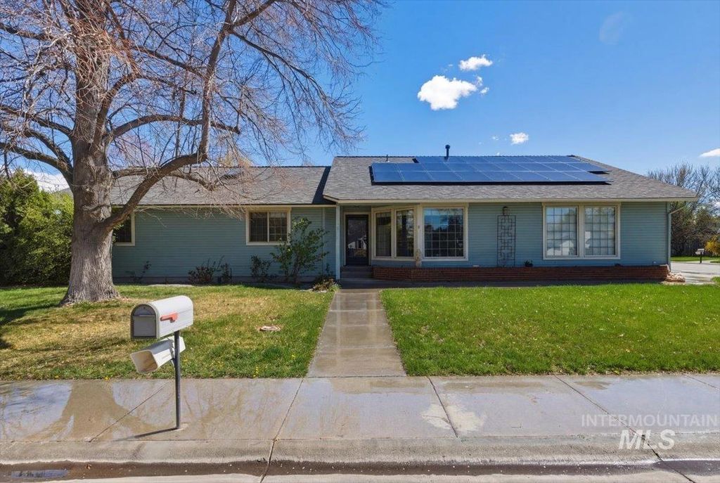 Photo of 910 N 14th East, Mountain Home, ID 83647 (MLS # 98981023)