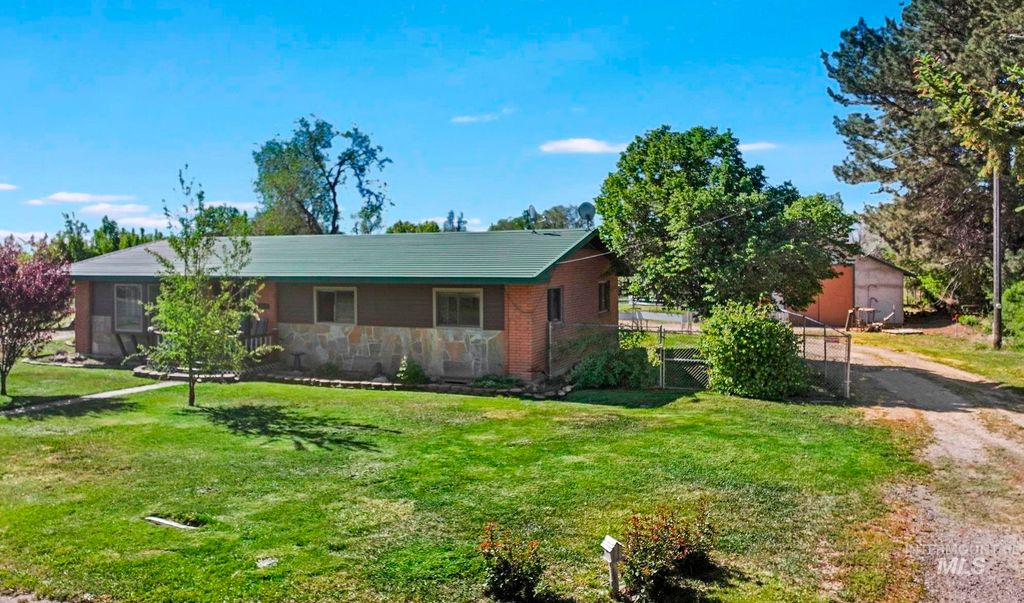 Photo of 1617 9th Ave E AVE, Gooding, ID 83330 (MLS # 98986662)
